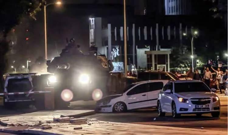 <p>Ankara’da askeri kalkışma sırasında kentin caddelerine giren tanklar özel araçları ezerek ilerlerlediler.</p>

<p> </p>
