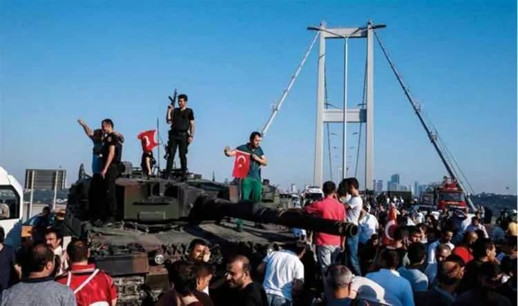 <p>Boğaziçi Köprüsü’ndeki askerlerin polise teslim olmasından sonra köprüdeki tankın üzerine çıkan vatandaşlar sevinç gösterilerinde bulundu.</p>
