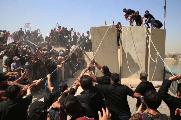 <p>Irak’ın başkenti Bağdat’ta Sadr Hareketi lideri Mukteda es-Sadr'ın destekçileri, Yeşil Bölge çevresindeki beton bariyerlerini aşarak içeri girmeye çalışıyor.</p>

