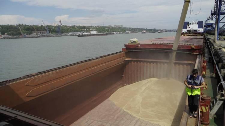 <p>Rusya'nın Rostov-On-Don Limanı'nda, Birleşmiş Milletler (BM) himayesinde 22 Temmuz'da imzalanan tahıl anlaşması çerçevesinde Türkiye’ye taşınacak olan tahıllar gemilere yükleniyor.</p>

<p> </p>
