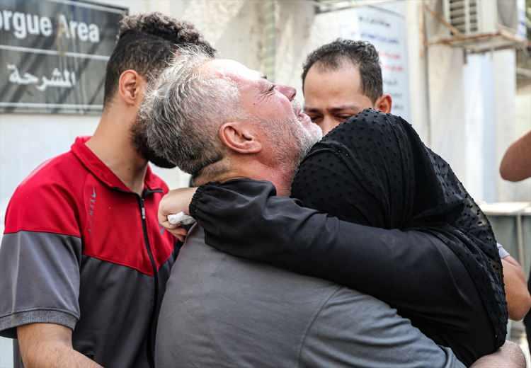 <p>İsrail'in Gazze'nin Refah bölgesine düzenlediği saldırıda hayatını kaybedenler için cenaze töreni düzenlendi.</p>
