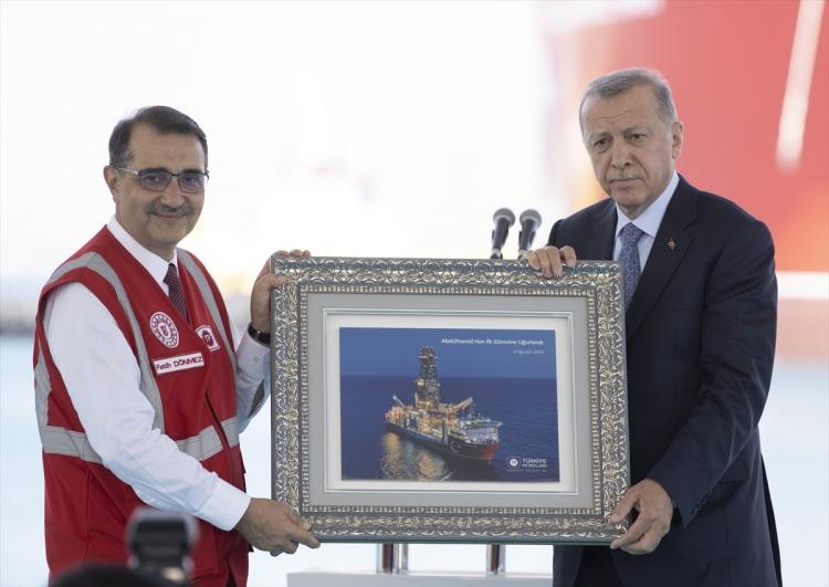 <p>Enerji ve Tabii Kaynaklar Bakanı Fatih Dönmez, Cumhurbaşkanı Erdoğan'a Abdülhamid Han Sondaj Gemisinin bulunduğu tablo hediye etti.</p>
