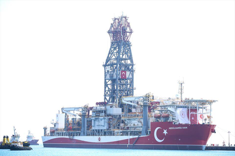 <p><strong>Abdülhamid Han gemisinin özellikleri</strong></p>

<p>Türkiye'nin hidrokarbon arama çalışmalarına katılacak dördüncü sondaj gemisi hem teknik donanımı hem de fiziki özellikleriyle "Mavi Vatan"daki filonun "en güçlüsü" olarak görev yapacak.</p>
