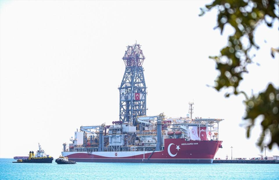 <p>Enerji ve Tabii Kaynaklar Bakanı Fatih Dönmez, Türkiye'nin 4. sondaj gemisi Abdülhamid Han'ın yarın Akdeniz'de ilk sondajı için demir aldığını bildirdi.</p>

<p> </p>

<p> </p>
