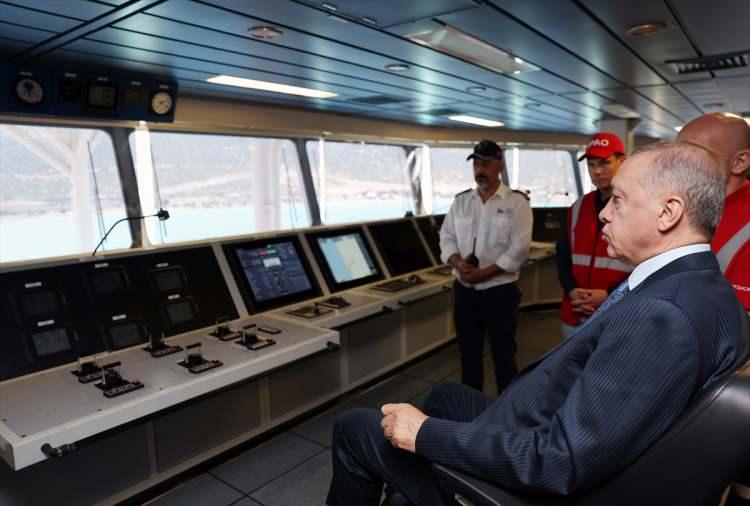 <p>Cumhurbaşkanı Recep Tayyip Erdoğan, Taşucu Limanı'nda Türkiye'nin hidrokarbon arama çalışmalarına katılacak Abdülhamid Han Sondaj Gemisi'nde incelemelerde bulundu. Erdoğan, daha sonra yetkililerden bilgi aldı.</p>

<p> </p>
