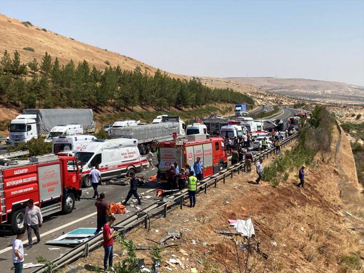 <p>Soylu, sosyal medya hesabından yaptığı paylaşımda, Gaziantep Nizip Otoyolu'nda kazaya müdahale eden 112 Sağlık, İtfaiye ve Polis ekiplerine çarpan otobüsün yan yatması sonucu </p>

<p> </p>

