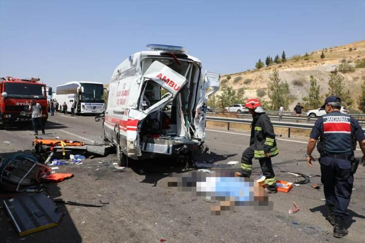 <p>Gaziantep'te meydana gelen trafik kazasında ilk belirlemelere göre 16 kişi hayatını kaybetti, 22 kişi yaralandı.</p>

<p> </p>
