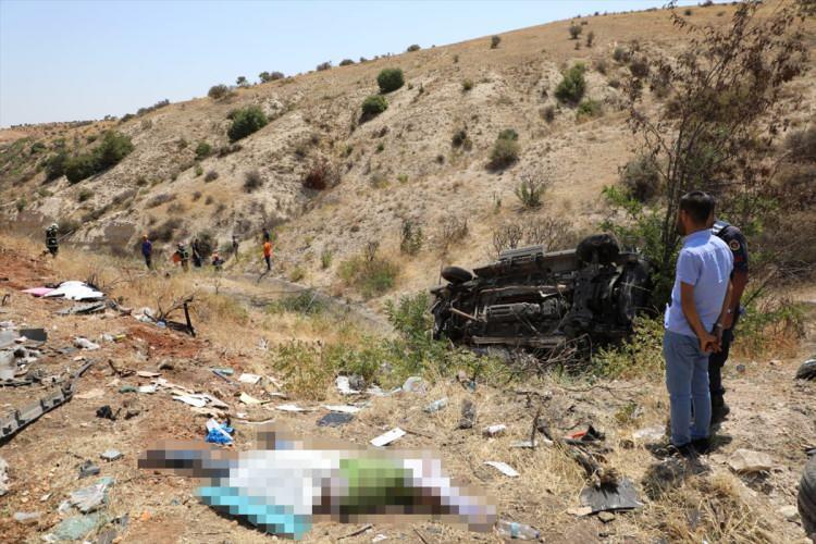 <p>Vali Davut Gül, daha sonra yaptığı açıklamada ise kazada yaşamını yitirenlerin 16'ya yükseldiğini, bunlardan 4'ünün sağlık çalışanı olduğunu kaydetti. </p>
