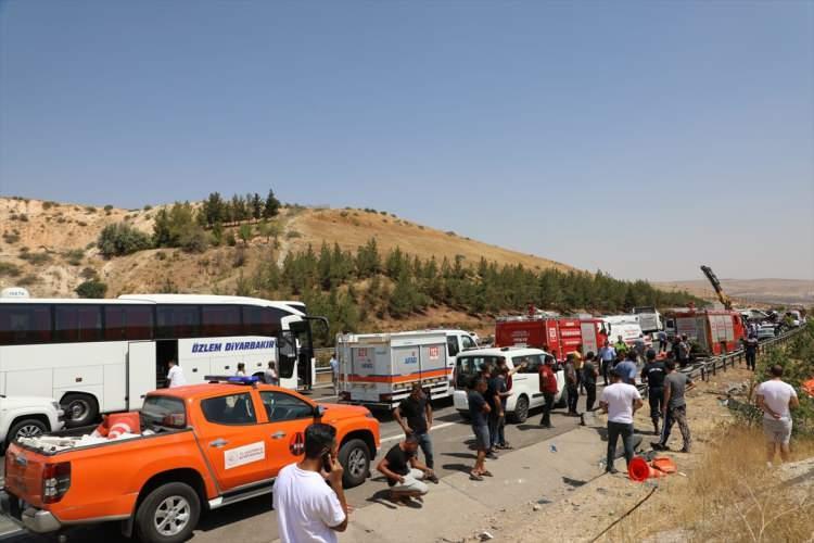 <p>Kazada ilk belirlemelere göre aralarında 3 itfaiye, 4 sağlık personeli ile İHA çalışanı Muhammed Abdulkadir Esen ile Umut Yakup Tanrıöver'in de bulunduğu 16 kişi hayatını kaybetti, 22 kişi yaralandı.</p>

<p> </p>
