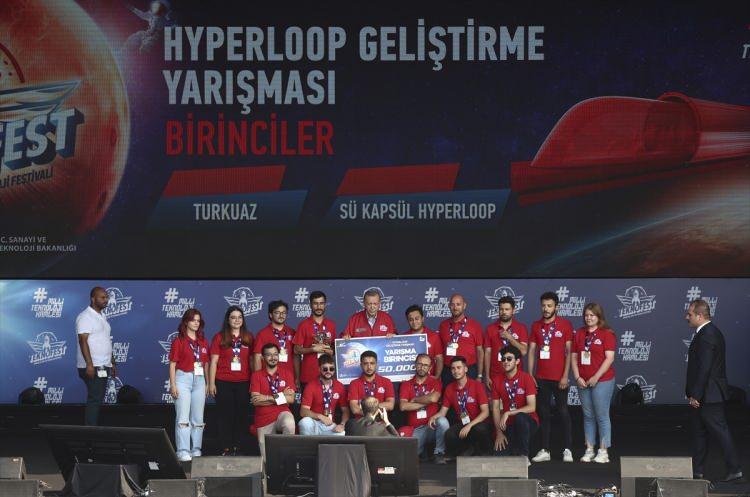 <p>Cumhurbaşkanı Erdoğan, TEKNOFEST’te ödül almaya hak kazanan takımlara ödüllerini verdi.</p>
