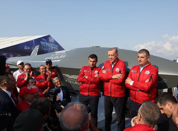 <p>Cumhurbaşkanı Erdoğan, burada Bayraktar Kızılelma ve Hürkuş uçaklarını imzaladı, uçakların önünde poz verdi.</p>
