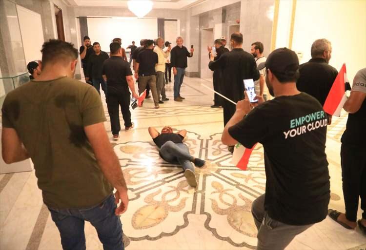 <p>Irak Cumhurbaşkanı Berhem Salih, barışçıl protestonun meşru bir hak olduğunu ancak devlet kurumlarını sekteye uğratmanın tehlikeli bir gelişme olduğunu dile getirerek, Sadr Grubu destekçilerinin devlet kurumlarından çekilmesini istedi.</p>