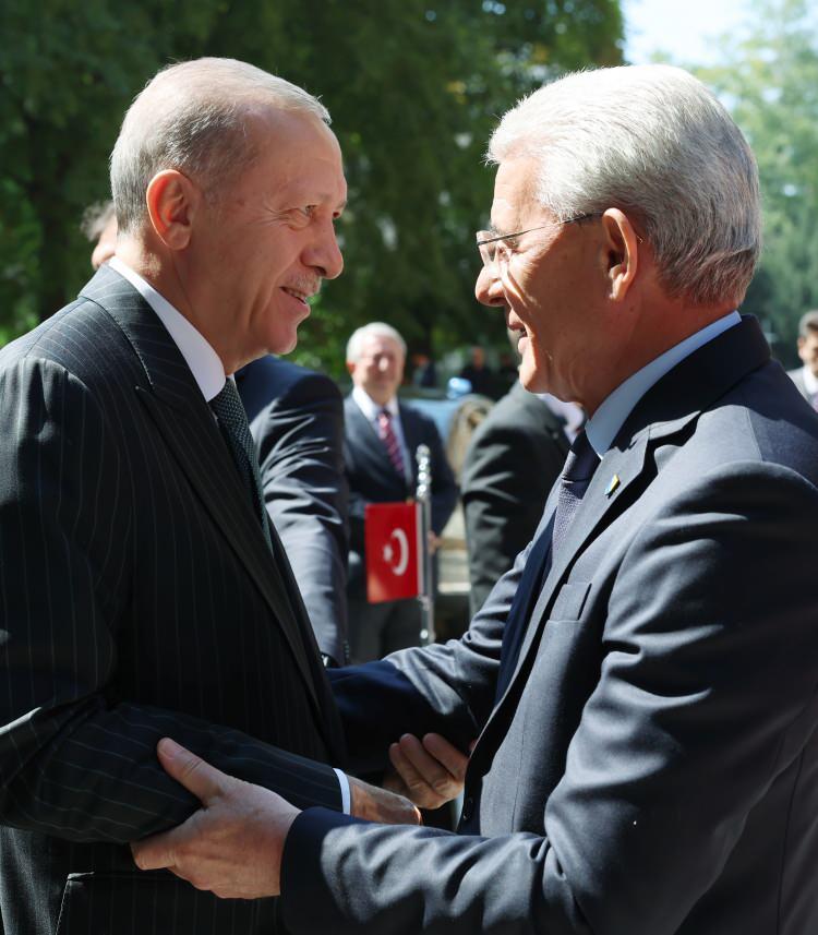 <p>Bosna Hersek Devlet Başkanlığı Konseyi Başkanı Şefik Caferoviç ile Cumhurbaşkanı Erdoğan'ın samimi görüntüleri dikkat çekti.</p>
