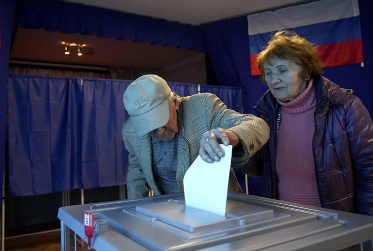 <p>Rusya Seçim Komisyonu, uluslararası toplum tarafından eleştirilen "referandumlarda" Rusya topraklarındaki sandıklardan gelen ilk sonuçlara göre "evet" oylarının kazandığını duyurdu.</p>

<p> </p>
