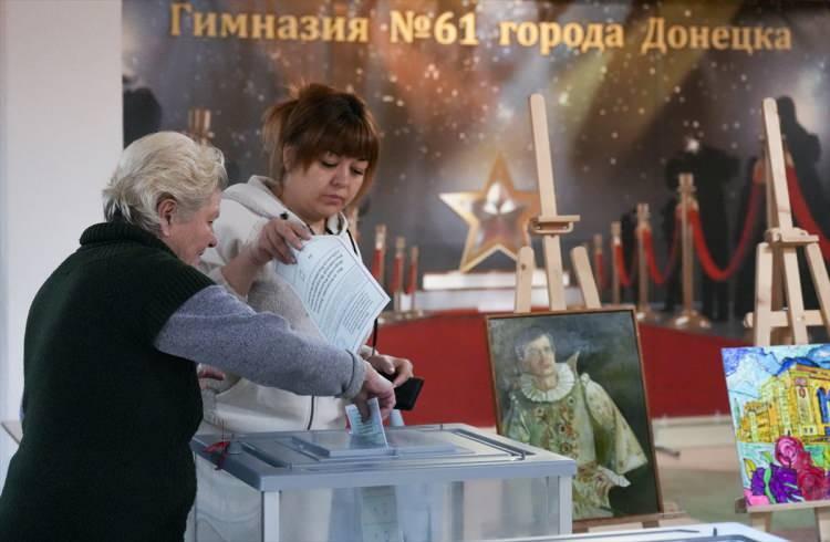 <p>Rus haber ajansları Ria Novosti, Tass ve Interfax'ın bildirdiğine göre Moskova kontrolündeki bölgelerde oy sayımına başlandı ve ilk sonuçlara göre "evet" oylarının önde olduğu aktarıldı.</p>

<p> </p>

