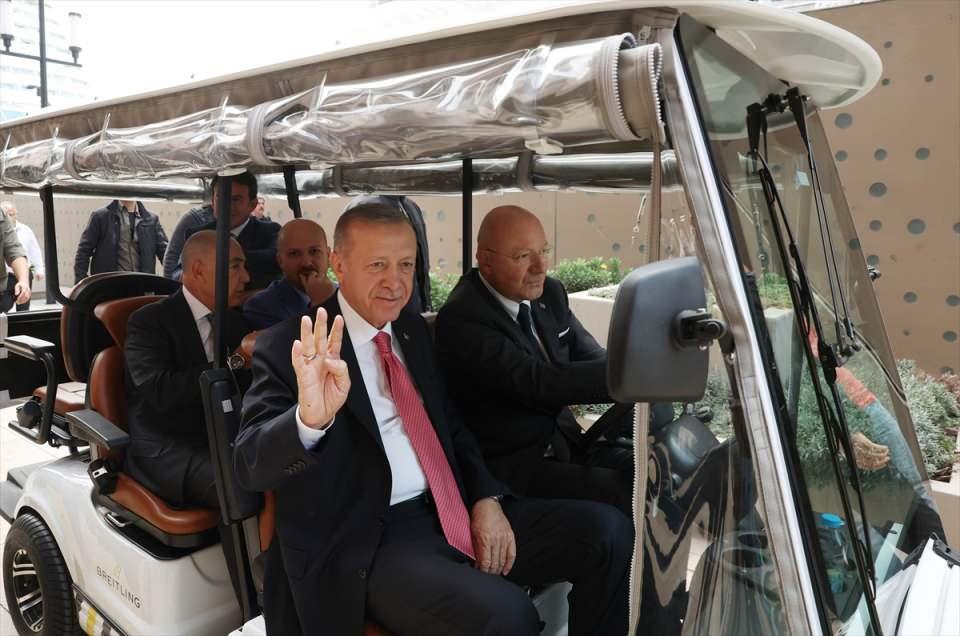 <p>Cumhurbaşkanı Recep Tayyip Erdoğan, Galataport İstanbul'da incelemelerde bulundu.</p>

<p> </p>

<p>Ardından, Mimar Sinan Güzel Sanatlar Üniversitesi İstanbul Resim ve Heykel Müzesi Açılış Töreni'nde konuştu.</p>
