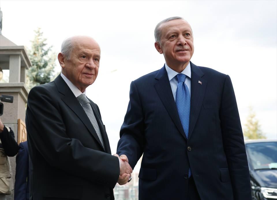 <p>Bahçeli, Cumhurbaşkanı Erdoğan'ı evinin girişinde karşıladı.</p>

<p> </p>
