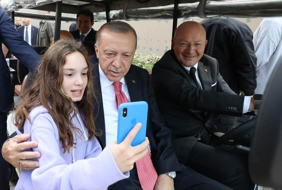 <p>Erdoğan, Galataport'ta insanların yoğun ilgisiyle karşılaştı.</p>
