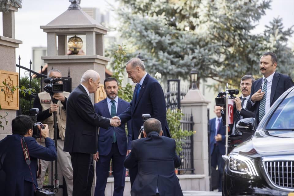 <p>Cumhurbaşkanı Recep Tayyip Erdoğan, MHP Genel Başkanı Devlet Bahçeli ile bir araya geldi.</p>

<p> </p>
