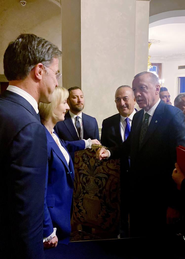 <p>Cumhurbaşkanı Recep Tayyip Erdoğan, Çekya’nın başkenti Prag’da İngiltere Başbakanı Liz Truss ve Hollanda Başbakanı Mark Rutte ile bir araya geldi.</p>
