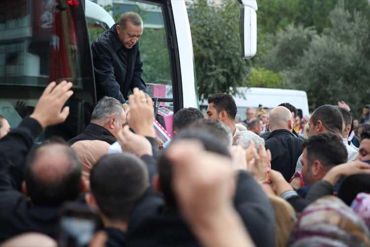 <p>Cengiz Topel Caddesi'nden şehre giren Cumhurbaşkanı Erdoğan'a vatandaşlar yoğun sevgi gösterilerinde bulundu.</p>
