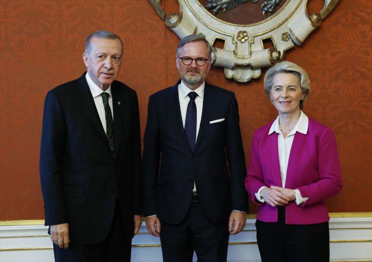 <p>Cumhurbaşkanı Recep Tayyip Erdoğan, Avrupa Siyasi Topluluğu toplantısı için bulunduğu Çekya'nın başkenti Prag'da Avrupa Birliği (AB) Komisyonu Başkanı Ursula von der Leyen ve Çekya Başbakanı Petr Fiala ile bir araya geldi.</p>

