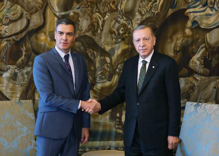 <p>Erdoğan, Çekya’nın başkenti Prag’ta İspanya Başbakanı Pedro Sanchez'i kabul etti.</p>
