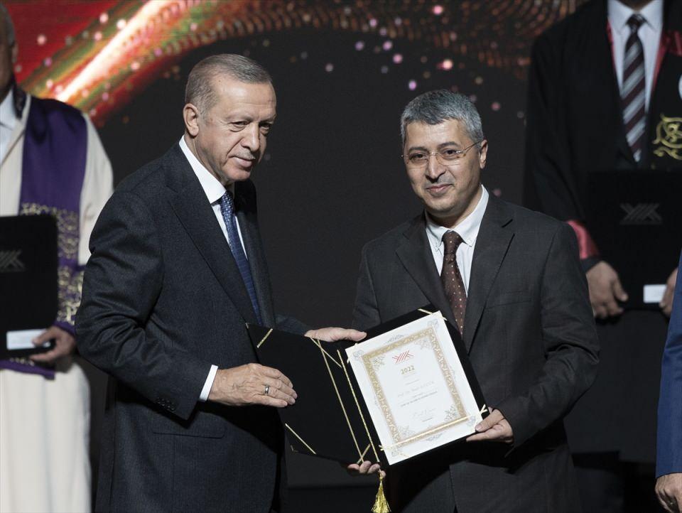 <p>Cumhurbaşkanı Recep Tayyip Erdoğan, Beştepe Millet Kongre ve Kültür Merkezi'nde düzenlenen 2022-2023 Yükseköğretim Akademik Yıl Açılış Töreni'ne katıldı. Cumhurbaşkanı Erdoğan, törende bireysel ve kurumsal çalışmalar dolayısıyla ödüle layık görülen bilim insanları ve üniversitelere, "2022 Yılı YÖK Üstün Başarı Ödüllerini" verdi.</p>

<p> </p>

