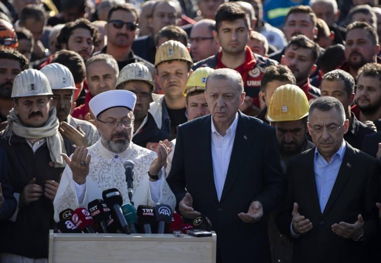 <p><strong>MADENCİLER İÇİN DUA</strong></p>

<p>Cumhurbaşkanı Recep Tayyip Erdoğan, patlama meydana gelen Türkiye Taşkömürü Kurumu Amasra Müessesesi'ne ait maden ocağında incelemelerde bulundu. Cumhurbaşkanı Erdoğan, burada basın mensuplarına açıklamalarda bulunduktan sonra, Diyanet İşleri Başkanı Ali Erbaş dua etti.</p>

<p> </p>
