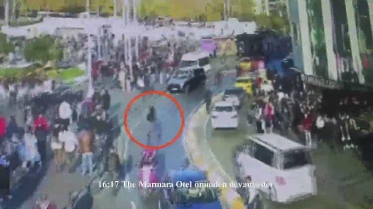 <p>İstanbul Emniyet Müdürlüğü, Ahlam El Beşir'e ait güvenlik kameralarına yansıyan yeni görüntüleri de paylaştı. Sakin tavırları ile dikkat çeken kadın teröristin, elinde beyaz bir poşet ve siyah sırt çantası ile geldiği görülüyor.</p>

<p> </p>
