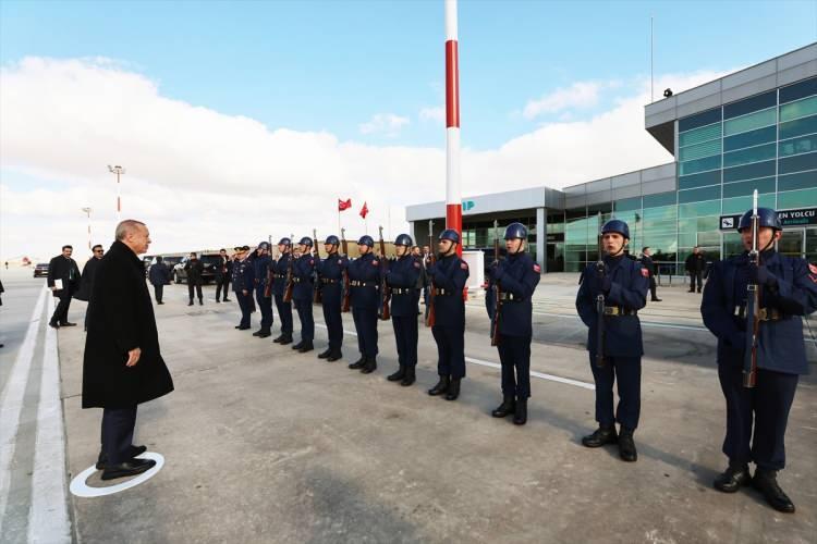 <p>Erdoğan, havaalanında tören mangasını selamladı.</p>
