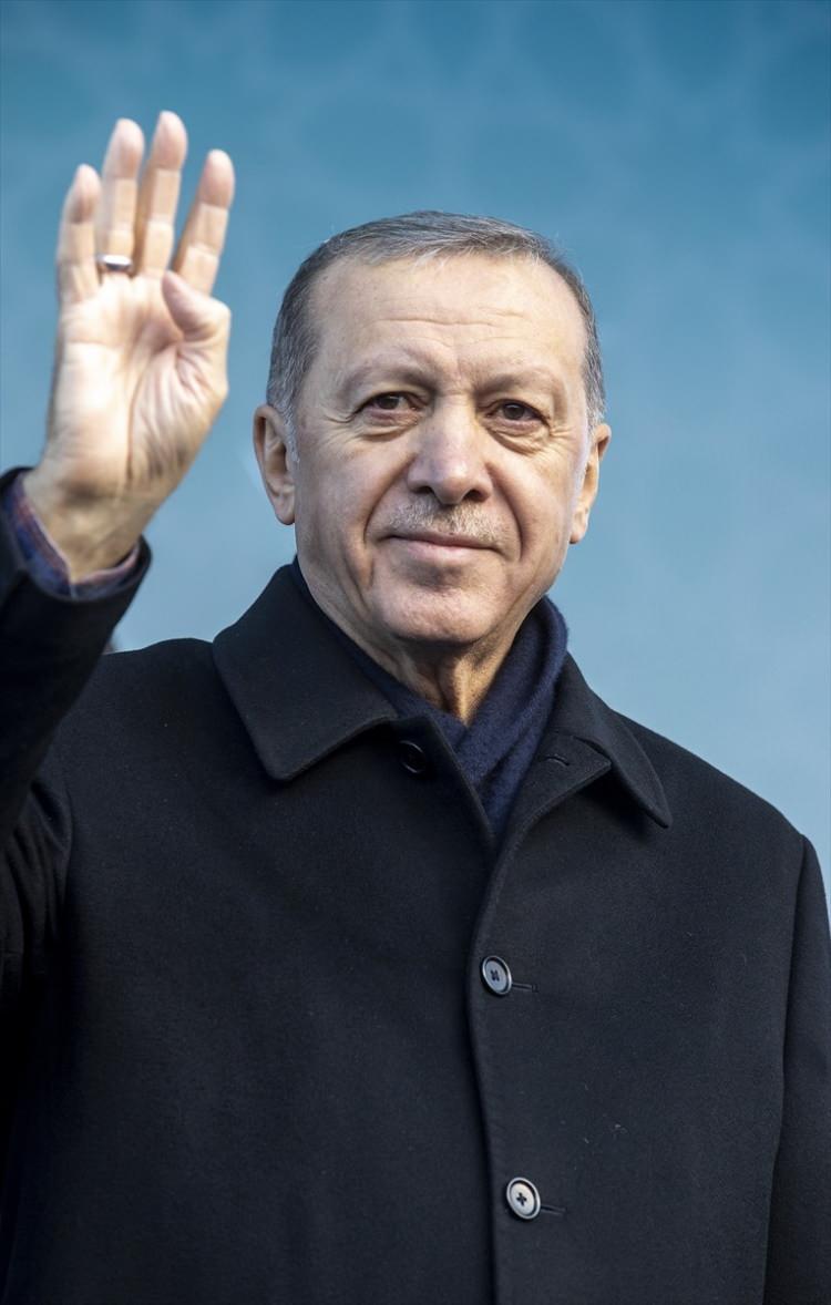 <p>Erdoğan, konuşması öncesinde vatandaşları selamladı.</p>
