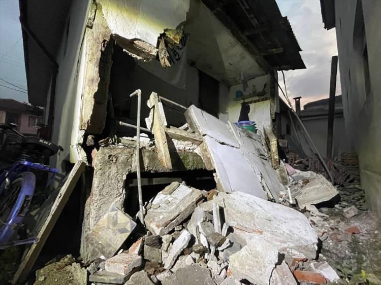 <p>Düzce'de meydana gelen 5.9'luk depremin şiddeti ile bazı binalarda hasar oluştu. Gece saat 04:08'de meydana gelen depremin şiddeti gün ağarınca ortaya çıktı.</p>
