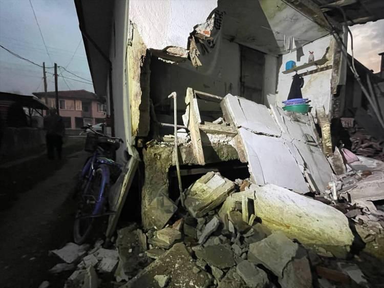 <p>Düzce'nin Gölyaka ilçesinde meydana gelen 5,9 büyüklüğündeki deprem nedeniyle Çay Mahallesi'ndeki bazı evlerde hasar meydana geldi.</p>

<p> </p>
