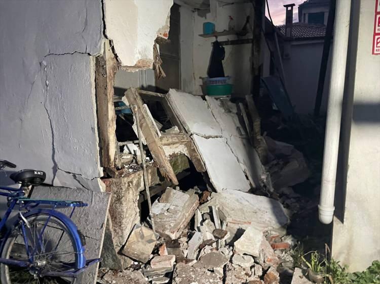 <p><strong>35 KİŞİ YARALANDI</strong></p>

<p>Düzce'de meydana gelen 5,9'luk deprem sonrası paniğe kapılan bazı vatandaşlar evlerinden atladı. Sağlık Bakanı Fahrettin Koca da toplam 35 yaralının olduğunu 1 kişinin durumun yüksekten atlama nedeniyle ağır olduğunu söyledi</p>

<p> </p>
