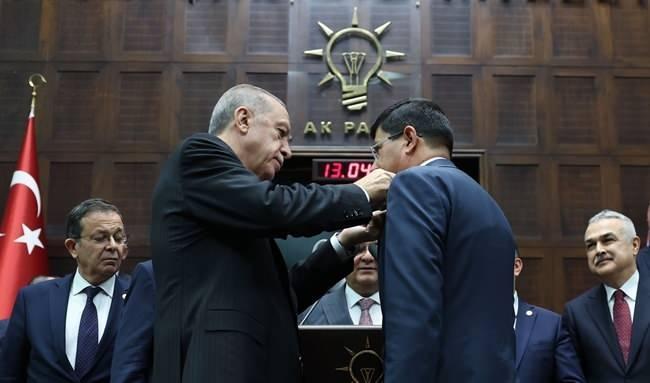 <p>İyi Parti'nin yönetimindeki en büyük belediye olan Nazilli'nin Belediye Başkanı Kürşat Engin Özcan'a AK Parti rozetini Cumhurbaşkanı Recep Tayyip Erdoğan taktı.</p>
