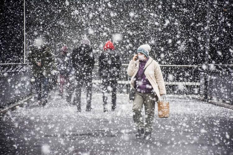 <p><strong>İSTANBUL'A NE ZAMAN KAR YAĞACAK?</strong></p>

<p>Tahminler doğrultusunda Aralık ayının son haftasında ve ocak ayından itibaren aralıklı olarak kar yağışı bekliyoruz.</p>
