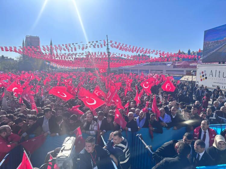 <p>Cumhurbaşkanı Recep Tayyip Erdoğan, Şanlıurfa Abide Kavşağı'nda, Kuzeybatı Çevre Yolu, Abide Kavşağı İlave Köprü, Viranşehir Pompaj Sulaması 1. ve 2. Kademe ile yapımı tamamlanan diğer projelerin toplu açılış törenine katılarak konuşma yaptı.</p>

<p>​</p>
