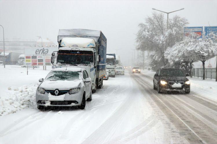 <p>Meteoroloji Genel Müdürlüğü 29 Kasım Salı hava durumu raporunu yayımladı. Uzmanlar ise İstanbul'da etkili olması beklenen kar için tarih verdi.</p>

