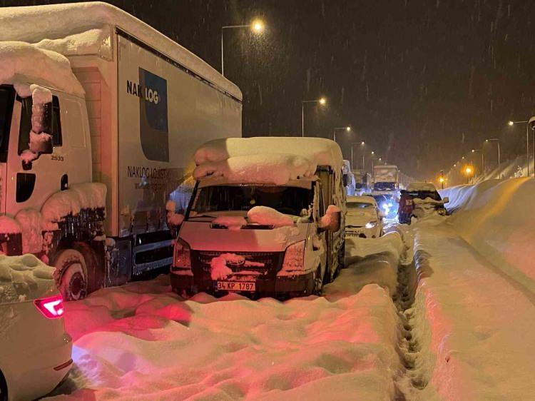 <p>10 Aralık tarihinden itibaren kış ayının etkilerinini hissedilmeye başlanacağını belirten uzmanlar soğuk ve sert bir kış yaşanacağını ifade ediyor.</p>
<p>Yurt genelinin parçalı ve çok bulutlu, Marmara'nın batısı ve Kıyı Ege ile Denizli, Manisa çevreleri ve İstanbul'un kuzey ilçelerinin sağanak ve gök gürültülü sağanak yağışlı geçeceği tahmin ediliyor. </p>