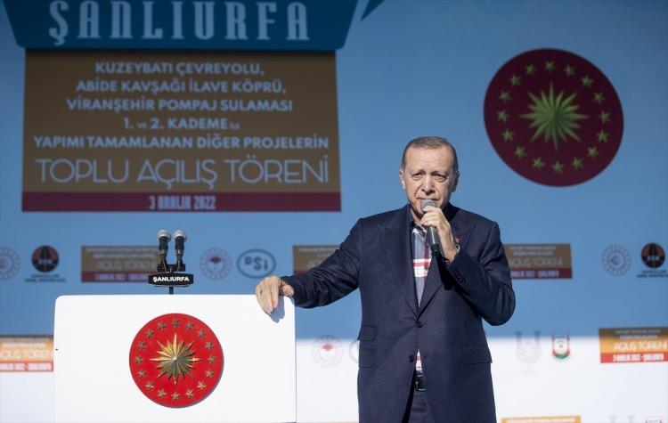 <p>Şanlıurfa'yı özlediklerini, Şanlıurfalıların da kendisini özlediğini gördüğünü belirten Erdoğan, Şanlıurfalı sanatçı İbrahim Tatlıses'in "Haydi Söyle" şarkısından dizeler okudu.</p>
