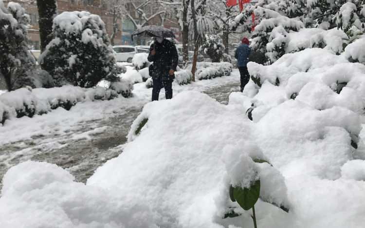 <p>Yoğun kar yağışı için tarih veren uzmanlar bu durumdan en çok İstanbul, Bursa, Bolu, Kocaeli, Tekirdağ, Çanakkalle ve Balıkesir gibi illerin etkileneceğini söyledi.</p>
