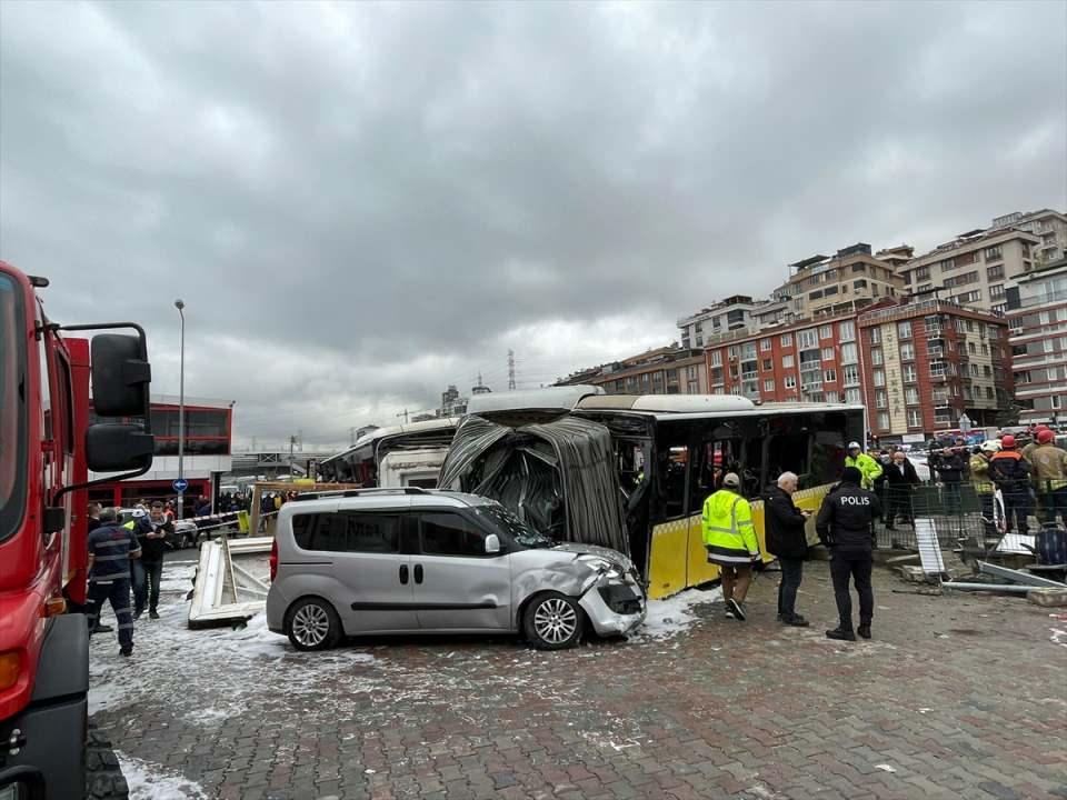 <p>Eyüpsultan'da tramvay ile İETT otobüsünün çarpıştığı kazada 1'i ağır 11 kişi yaralanırken otobüste sıkışan 1 kişi itfaiye ekiplerince kurtarıldı. </p>
