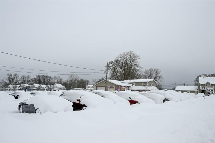 <p>Kar fırtınası kaynaklı ölü satısı 48’e çıktı<br />
<br />
Erie ilçesinde kar fırtınasında ölenlerin sayısının bir günde 13’ten 27’ye yükseldiği bildirildi.</p>
