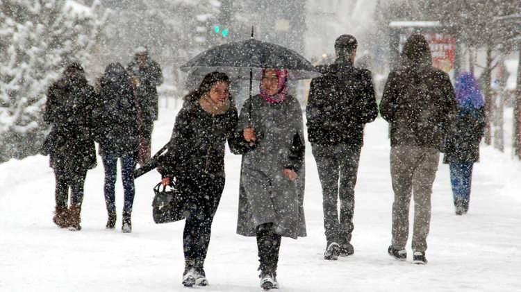 <p>Ülke genelinde soğuk hava etkili olsa da, sıcaklıklar mevsim normallerinin altında ölçülüyor. Yeni yılın da gelmesiyle birlikte yurttaşlar 'Ne zaman kar yağacak?' sorusunun yanıtını merak ediyor. CNN TÜRK Meteoroloji Danışmanı Prof. Dr. Orhan Şen, İstanbul'a kar yağıp yağmayacağını canlı yayında açıkladı.</p>
