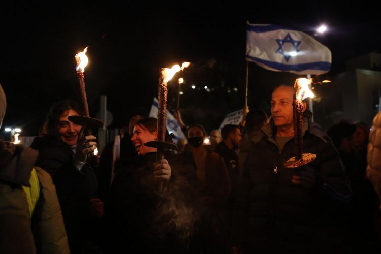 <p>İki haftadır üst üste cumartesi günleri hükümet karşıtı gösterilere sahne olan Tel Aviv'in merkezindeki Habima Meydanı'nda düzenlenen gösteriye, İsrail polisine göre yaklaşık 80 bin İsrailli katıldı.</p>
