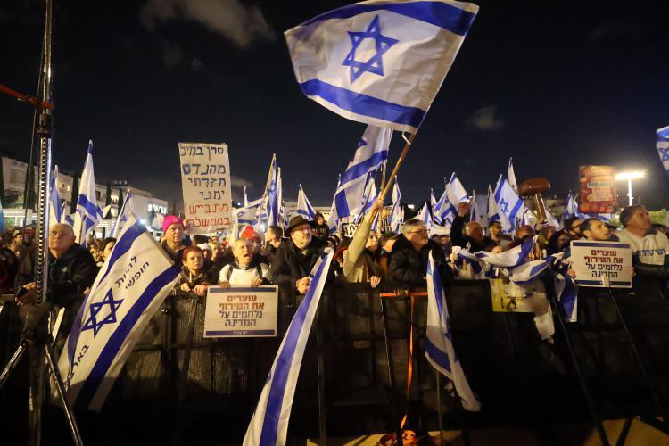 <p>Bu yıl başında göreve gelen aşırı sağcı hükümete karşı ilk kitlesel protesto geçen hafta (cumartesi) Tel Aviv’de düzenlenmiş, gösterilere yaklaşık 10 bin İsrailli katılmıştı.</p>

<p> </p>
