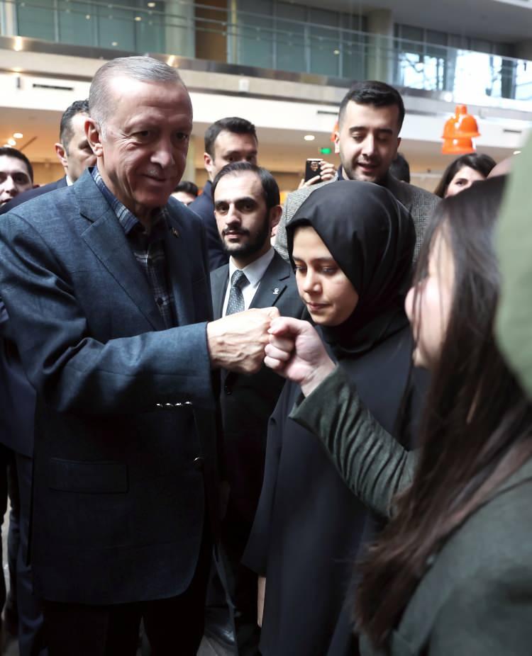 <p>Cumhurbaşkanı Erdoğan, Bursa'daki açılış törenine katılanların sayısının, aldığı resmi rakamlarla 120 bin kişiyi bulduğunu belirterek, "Tabii bu bir şeyi gösteriyor. Allah'ın izniyle inşallah mayıs bir başka olacak. Bu bahar bir başka bahar olacak. İnanıyorum ki siz gençlerimizle birlikte, siz hanım kardeşlerimle birlikte biz sandıkları bu defa çok farklı bir şekilde patlatacağız. Buna var mıyız?" ifadelerini kullandı.</p>

<p> </p>
