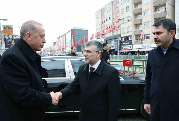 <p>Açılışını yapmak üzere bir araya geldiğimiz Aydos Kalesi'nin ve Teferrüç Tepe'deki Sultan Korusu'nun ilçemize, şehrimize, ülkemize hayırlı olmasını diliyorum. Maziden atiye kurduğu güçlü köprüyle büyüyen, gelişen Sultanbeyli'ye bu güzel eserleri kazandıran belediyemizi, belediye başkanımızı ve ekibini tebrik ediyorum."</p>
