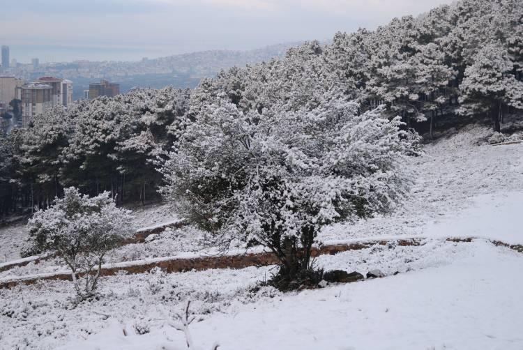 <p>Kar yağışı nedeniyle Aydos Ormanı çevresi beyaza büründü.</p>
